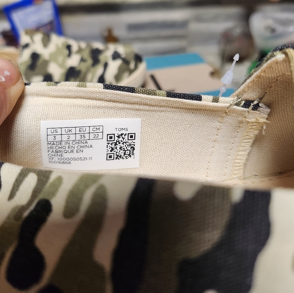 Toms - Picture 3 of 4